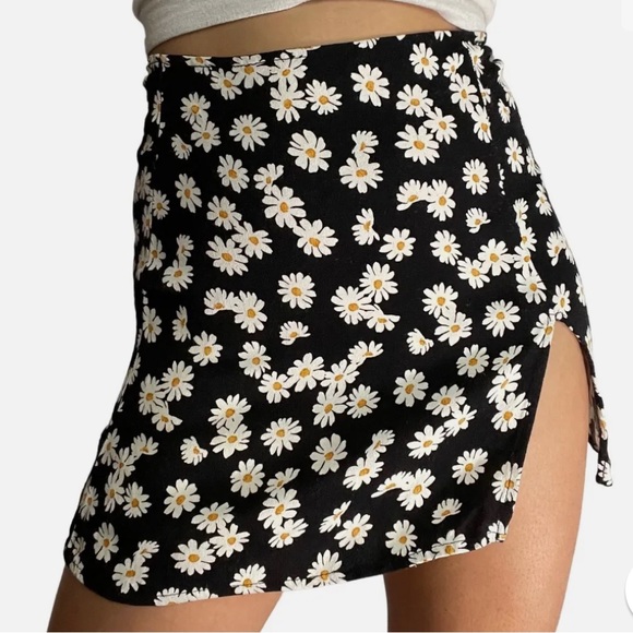 Reformation Dresses & Skirts - Reformation Margot Mini Short Skirt Daisy Chain (Size 4)